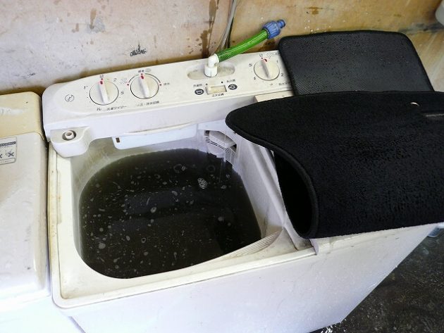 車のマットは洗濯機で洗えるの 洗浄力抜群の洗い方とは